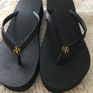 Tory Burch Wedge Black Flip Flop Sz 8 Like New